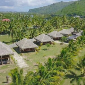 Moorea. Au sein d’un domaine exceptionnel de deux hectares situé sur le motu Temae.  Fare Tiaia offre 7 bungalows en  saisonnier.