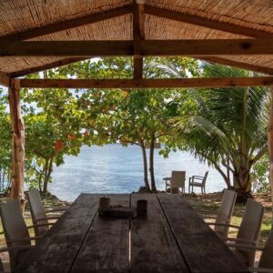 Moorea. Au sein d’un domaine exceptionnel de deux hectares situé sur le motu Temae.  Fare Tiaia offre 7 bungalows en  saisonnier.