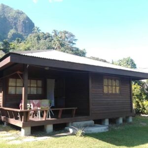 Moorea. Loue Fare en bois avec 1 chambre à Opunohu. Coté montagne proche plage