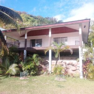 Moorea. Loue Maison avec 2 chambres à Tiahura. Coté montagne avec accès mer