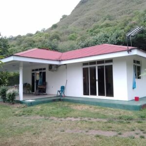 Moorea. Loue Maison avec 3 chambres à Papetoai. Coté montagne au calme proche commerces